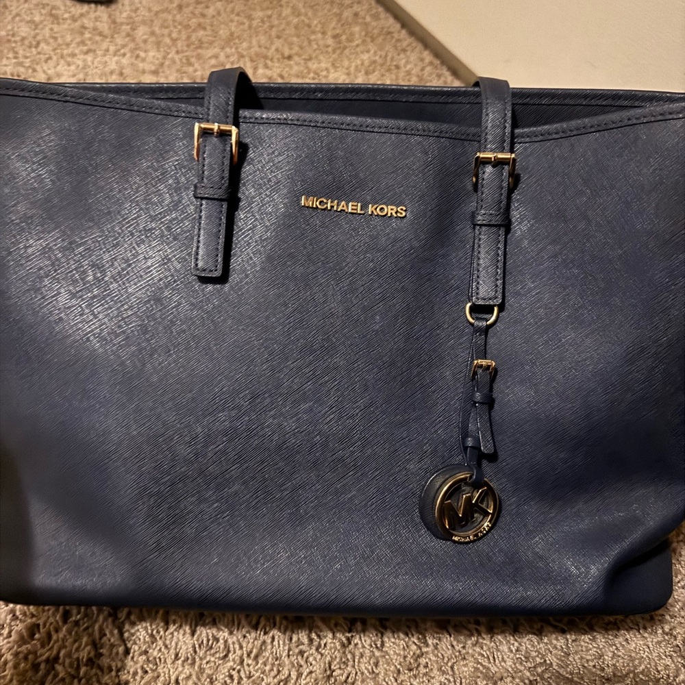 Michael Kors Dark Blue Tote with Gold Accents

• 16.5”W X 10”H X 5.5”D